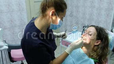 去看牙医。 一位医生正牙医生为一名口腔内有固定器的妇女安装了铁支架